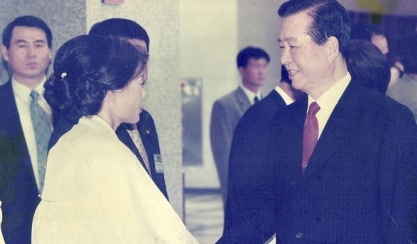 경기도 세계 도자기 엑스포 개막식 ‘김대중 대통령’ 접견(2001년 8월 10일)/사진제공 소정 손유순 도예가