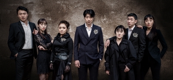 로미오가 줄리엣보다 먼저 사랑했던 여자 ‘로잘라인’과 줄리엣에게 청혼했으나 끝내 버림받은 남자 ‘패리스’가 주인공으로, ‘로미오’와 ‘줄리엣’의 아름답고 비극적인 사랑과 죽음에 대한 숨겨진 진실을 밝혀나간다.