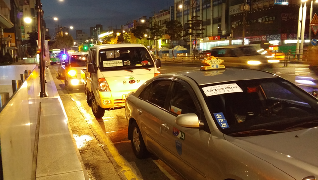 각종 모임과 행사로 늦은 귀가가 잦아지는 12월, 서울시가 ‘연말 택시 승차난 해소 특별대책’을 실시한다. 사진은 자료사진