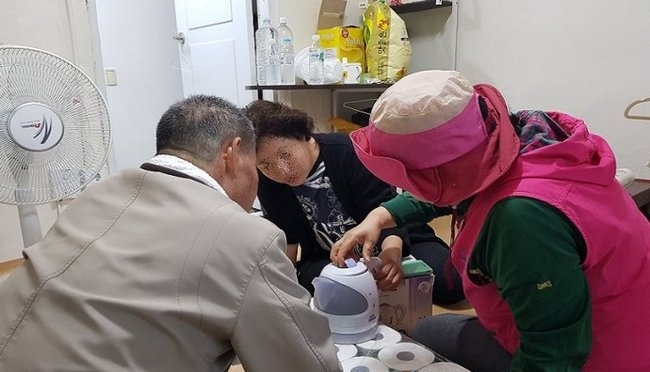 서울시는 65세 이상 서울 시민 3,034명을 대상으로 2018년 서울시 노인실태조사를 실시한 결과를 발표했다. 사진은 우리동네 돌봄단 활동 사진 (서울시 제공)