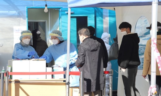 질병관리청 중앙방역대책본부는 23일 코로나19 신규 확진자가 357명이라고 전했다. 사진은 작년 12월 9일 인천 연수구 선별진료소 모습.