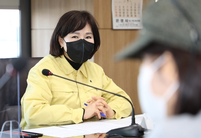 전현희 국민위원장은 25일 베트남전쟁 당시 위문공연을 펼친 연예인위문단의 베트남전쟁 참전유공자로 인정해달라는 집단민원에 간담회를 개최했다. 사진은 5일 `문화예술인 국민고충 현장 간담회` 참석 당시. (사진=국민권익위원회)