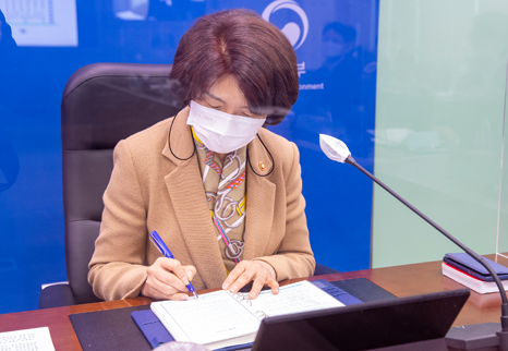 한정애 환경부 장관은 8일 오전 세종청사에서 진행한 현안점검회의에서 환경부 전직원과 함께 청렴문화 정착으로 국민들께 신뢰받는 환경부를 만들어 나가기 위해 청렴서약서에 서명했다. (사진=환경부)