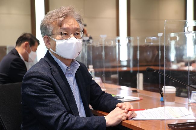 권칠승 장관이 24일 `소재 · 부품 · 장비 강소기업100` 강소기업 협의회장단과 기업대표 6명과 간담회를 가졌다. 사진은 지난 6일 이노비즈기업 업계 관련 기업 간담회 당시. (사진=중소벤처기업부)