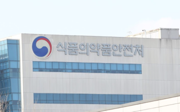 식품의약품안전처와 한국소비자원은 20일 시중에 판매되는 크릴오일 100% 중 다른 유지가 혼입된 것을 확인했다고 밝혔다.