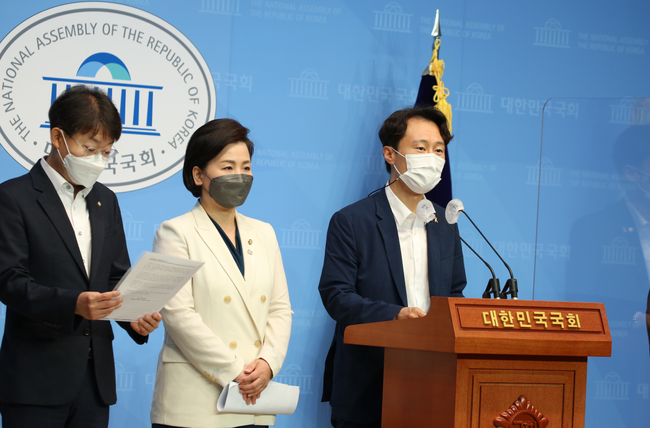 30일 이탄희 더불어민주당 의원, 이수진 의원, 최기상 의원은 국회에서 기자회견을 열고 `산재시민법정`을 개최한다고 밝혔다.