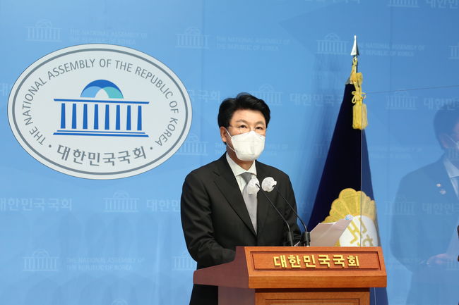 윤석렬 국민의힘 대선주자 국민캠프 총괄실장인 장제원 의원은 18일 오전 국회 소통관에서 기자회견을 열고 추가 영입 명단을 공개했다.