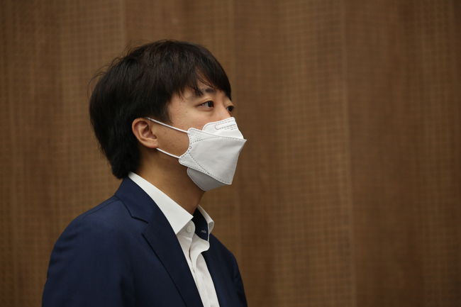 윤 의원의 기자회견장을 찾아온 이준석 대표.