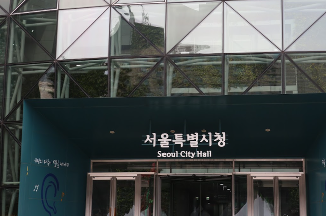 서울시는 서울형 교육플랫폼 `서울런` 도입과 함께 초 · 중 · 고교생의 학습격차 해소를 위한 `서울런 멘토단` 500명을 모집한다.