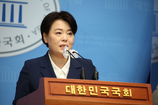 윤희숙 국민의힘 의원이 25일 기자회견을 열고 의원직 사퇴를 선언했다.