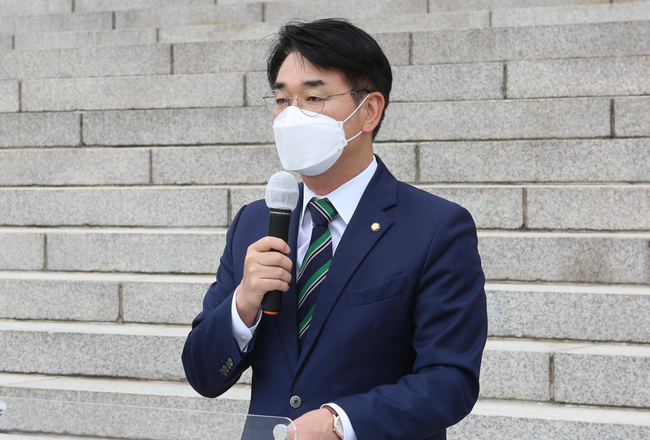 박용진 더불어민주당 대선경선 후보는 27일 오전 국회 본관 앞에서 `위드 코로나와 단계적 일상회복&소상공인 자영업자 위기극복 기자회견`을 열고 공약을 발표했다.