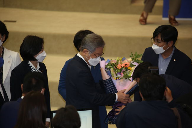 제355회 임시회 제2차 본회의가 끝난 뒤 대선 후보로 선출된 것을 축하받고 있는 이재명 지사.