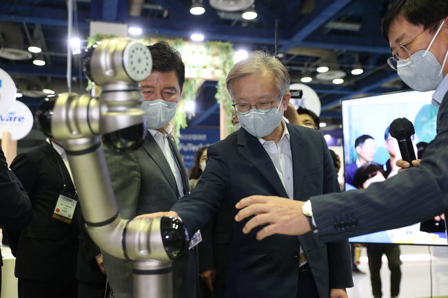 권칠승 장관이 2021년 스마트비즈엑스포 행사 전시장을 관람하고 있다. (사진=중소벤처기업부)