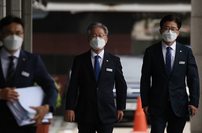 이재명 경기도지사가 12일 경기도청으로 출근하고 있다.