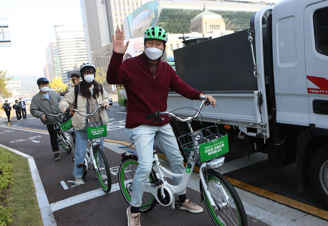오 시장이 따릉이를 대여해 청년들과 함께 타고 있다.