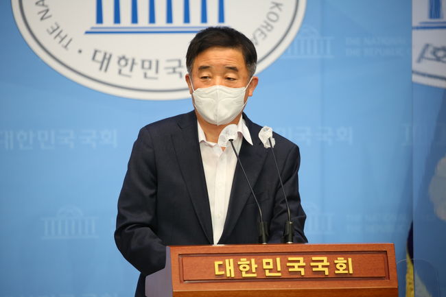 강득구 더불어민주당 의원은 15일 기자회견을 통해 국민의힘 윤석열 대선 후보의 부인 김건희씨가 도이치모터스 주가 조작을 사전공모한 `공범`이라고 주장했다.