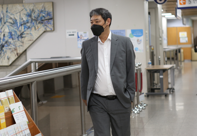 김용호 전 스포츠월드 기자가 2일 오후 서울중앙지방법원에서 열린 첫 공판에 출석했다.