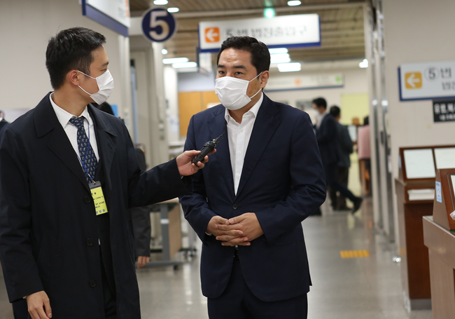 강용석 변호사가 2일 서울중앙지방법원에서 열린 공직선거법 위반 첫 공판에 출석했다.