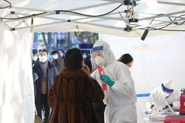 17일 0시 기준 코로나 신규 확진자는 7435명이다.