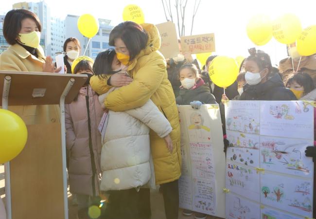 심상정 후보는 이날 항동지구비상대책위원회와 만나 학교 및 어린이보호구역 내 토목 건설 공사에 대해 반드시 교육 환경영향평가를 사전적으로 실시하도록 의무화하는 제도 개선을 추진하겠다고 약속했다.