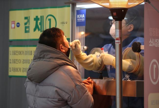 7일 0시 기준 코로나19 신규 확진자는 3만 5286명이다.