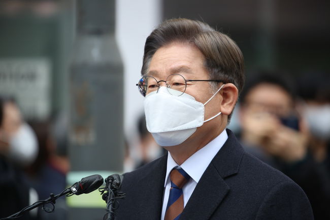 이재명 더불어민주당 대선 후보가 14일 서울 중구 명동거리에서 `위기극복 · 국민통합 선언 기자회견`을 열었다.