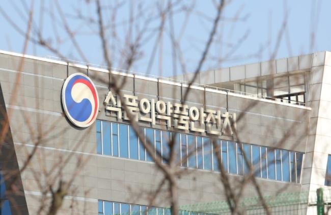 식품의약품안전처는 다음 주부터 1주간 개인 구매 가능한 코로나19 자가검사키트 1000만명분이 전국의 약국과 온라인쇼핑몰로 공급된다고 밝혔다.