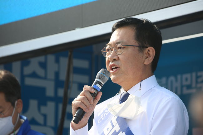출정식에 이어 박남춘 인천시장 후보는 부평GM공장에서 정책협약식을 갖고, 동인천역 광장과 송현시장을 시작으로 첫날 유세에 나서 `지방권력 견제론`으로 수성에 나섰다.