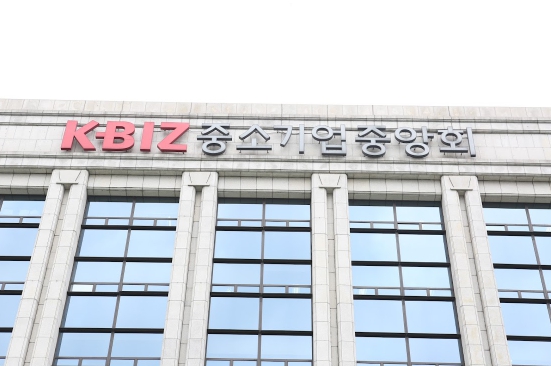 중소기업중앙회는 50인 이상 300인 미만 제조업 504곳을 대상으로 실시한 `중대재해처벌법 시행 100일 실태조사` 설문결과 경영상 부담이 크다는 응답이 81.3%라고 6일 밝혔다.