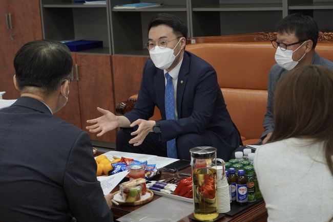 김남국 의원이 오는 15일 세종시에 위치한 국토교통부를 찾아 대부동 투기과열지구 해제를 촉구할 계획이다. 사진은 김남국 의원의 국토부 주택정책관 면담 모습 (사진=김남국 의원실)