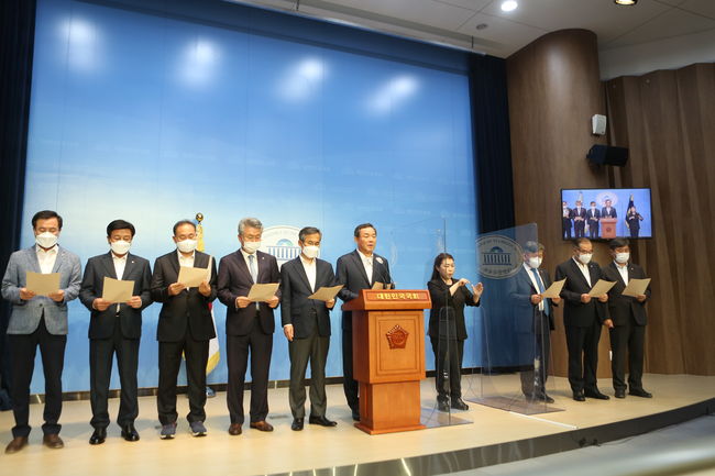 더불어민주당 광주 · 전남 지역 의원들은 30일 국회 소통관에서 공동 혁신 결의문 발표 기자회견을 열고 고질적으로 지적 받아온 `내로남불`과 `책임정치 부재`를 극복할 새로운 리더십을 요구하고 나섰다.