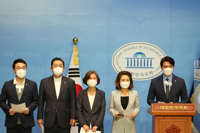 더불어민주당 강민정 · 김남국 · 김병기 · 양이원영 · 한준호 의원 등은 1일 국회에서 기자회견을 통해 전당대회준비위원회에서 논의 중인 당헌 개정과 관련해 목소리를 냈다.