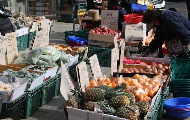 물가상승이 심상치 않다. 5만원권 한 장으로 장 보러 가면 살 게 없다. 경기가 삭아가고 있는 시기에 금리는 오르고, 물가는 가파르게 올라 서민들의 주름이 깊어지고 있다.