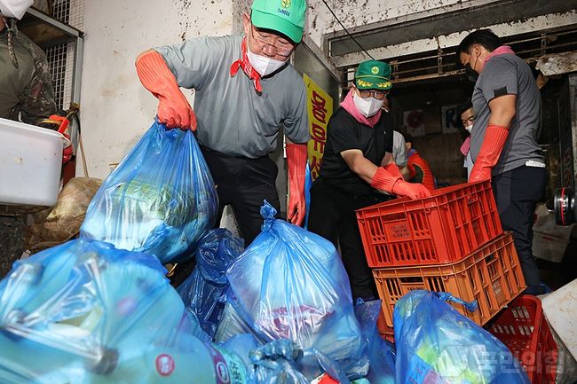 주호영 비상대책위원장과 권성동 원내대표를 비롯한 당 소속 국회의원들과 당원들은 11일 오전 수해를 입은 서울 동작구 사당동 일대에서 봉사활동을 하고 있다.