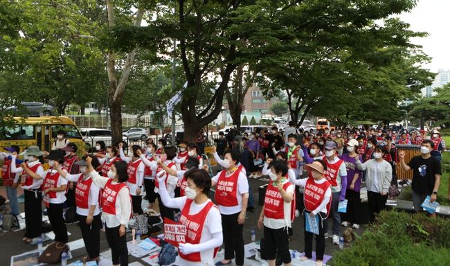 서울지역 대학 청소 · 경비노동자들이 17일 서울 용산구 대통령실 근처에서 집단 결의대회를 열고 `대학 청소 · 경비노동자 법 · 제도 개선 요구안`을 발표했다.