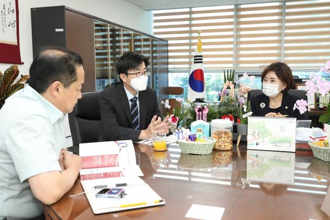 조금준 단장(가운데)이 개방형실험실 사업에 대해 곽윤희 의장(오른쪽)에게 설명하고 있다.