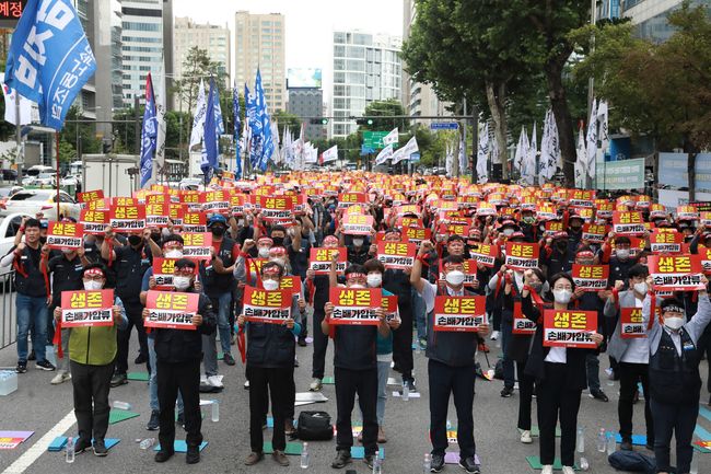 하이트진로 화물노동자들의 투쟁 승리를 다짐하는 민주노총 결의대회`가 31일 오후 서울 청담동 하이트진로 본사 앞에서 진행됐다.