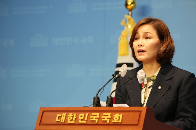 더불어민주당 임오경 대변인은 14일 국회 소통관에서 출입기자 브리핑을 갖고 `국민의힘 비상대책위원회가 시작부터 윤심 논란에 휘말렸다. 정진석 비상대책위원장을 비롯한 비상대책위원들이 친윤 인사들 일색이기 때문`이라고 말했다.