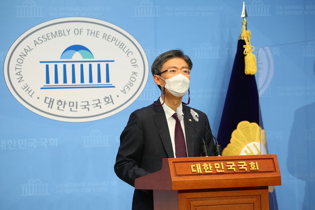 시대전환 조정훈 의원은 12월 5일 상호주의에 따라 외국인 지방선거 투표권과 주민투표권을 부여하는 `공직선거법`과 `주민투표법`을 발의했다고 밝혔다.