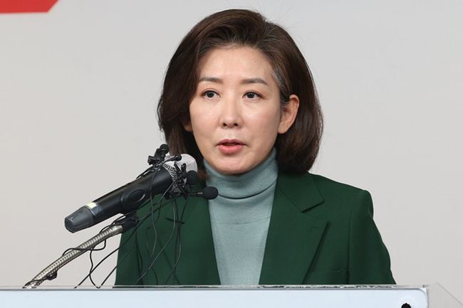 나경원 전 의원이 25일 오전 11시 서울 여의도 국힘의힘 중앙당사에서 기자회견을 열고 전당대회 불출마 입장을 밝히고 있다.