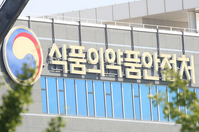 식품의약품안전처(이하 식약처)가 한국화이자제약(주)의 5~11세용 코로나19 오미크론주 변이(BA.4/5) 대응 백신 `코미나티2주 0.1mg/mL(5-11세용)`에 대해 2월 24일 긴급사용을 승인했다.