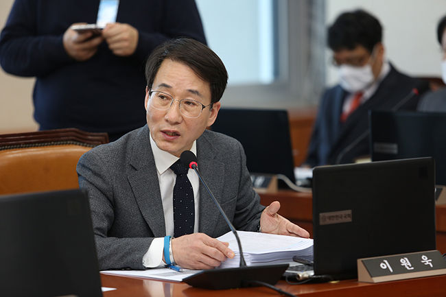 `남북 이산가족 생사확인 및 교류 촉진에 관한 법률` 개정안이 2월 27일 국회 본회의를 통과했다.