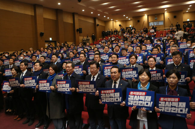 이재명 더불어민주당을 비롯한 지도부와 지역위원장 등 민주당 의원들이 17일 오전 국회 의원회관 대회의실에서 열린 전국지역위원장-국회의원 긴급 연석회의에 참석해 손 피켓을 들고 정부를 규탄하고 있다.