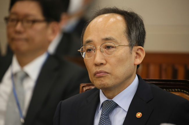 14일 국회에서 열린 기획재정위원회 전체회의에서 추경호 부총리 겸 기획재정부 장관이 참석해 의원들의 질문에 답변하고 있다.