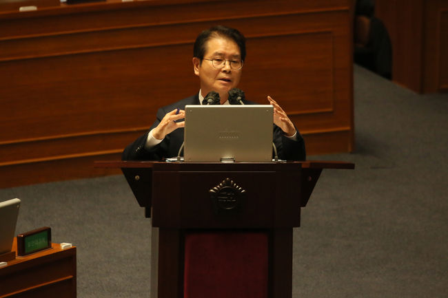 8일 교육 · 사회 · 문화 분야에 대한 국회 대정부 질문에서 아정식 고용노동부 장관이 답변하고 있다.