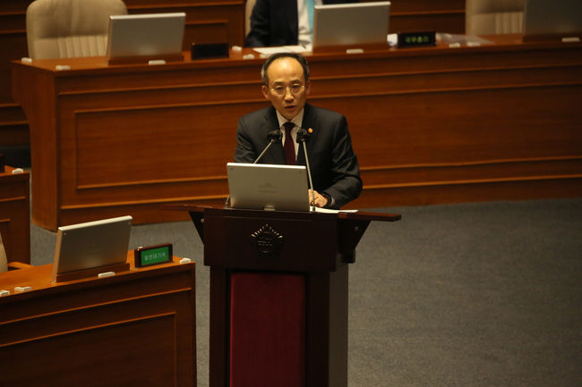 7일 국회에서 열린 경제분야 대정부 질문에서 추경호 부총리가 답변하고 있다.
