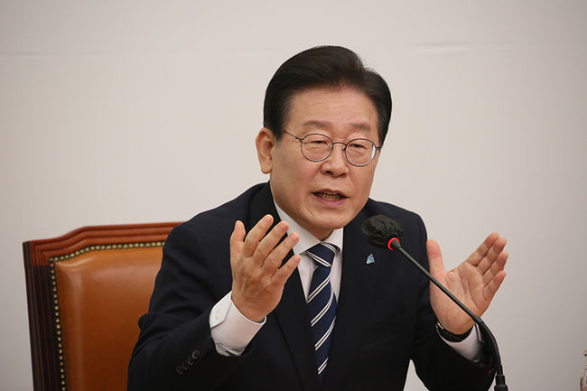이재명 더불어민주당 대표가 23일 오전 국회 본청 당대표회의실에서 열린 `이재명 당대표 기자간담회`에서 자신의 입장을 설명하고 있다.