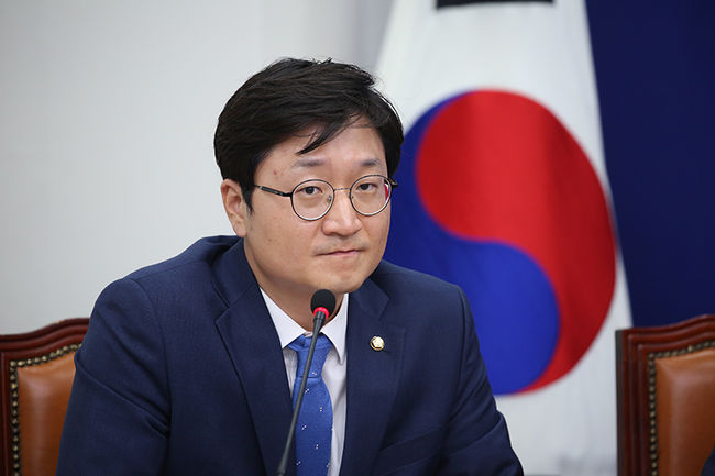 장철민 의원(대전동구)은 국회 상임위가 법안심사 의무를 다 하지 않을 시 국회의원 세비를 삭감하는 취지의 법안을 발의한다.