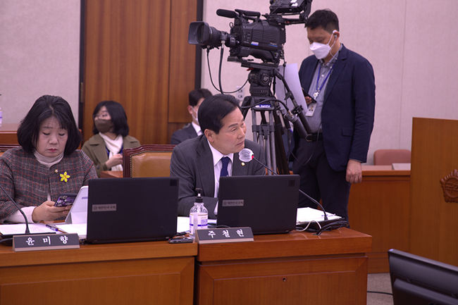 주철현 국회의원(여수시갑)이 윤석열 정부가 농가 위기에 무대책으로 일관한다고 질타하고, 농가 지원을 위해 조속히 추경을 편성해야 한다고 촉구했다.(사진=주현철 의원실 제공)