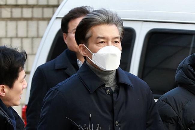 자녀 입시비리 등 혐의로 재판에 넘겨진 조국 전 법무부 장관이 3일 오후 서울 서초구 서울지방법원에서 열린 1심 선고 공판에 출석하고 있다.